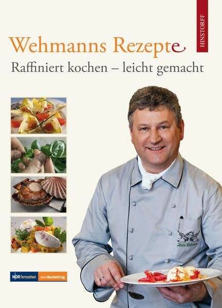 Ein Koch in Berufskleidung präsentiert ein Gericht, umgeben von Bildern anderer kulinarischer Kreationen, auf dem Cover von „Kulinarisches Erbe“, einem Kochbuch, das anspruchsvolles und dennoch einfaches Kochen verspricht. - Ihr Landhaus Scherrer aus Hamburg