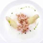 Spargel-Suppe mit Spargelspitzen und Büsumer Krabben